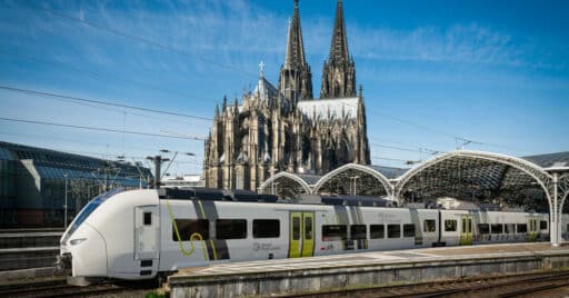 siemens mireo smart con la decoració de smart train lease en la estación de colonia. (c) siemens mobility