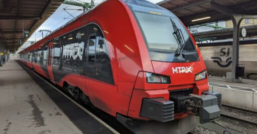 tren x74 (stadler flirt) de mtrx en la estación central de gotemburgo. cc by sa james~nlwiki