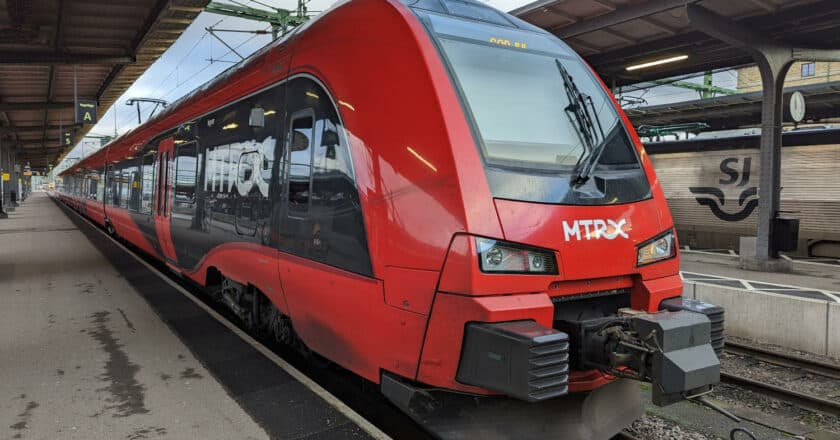 tren x74 (stadler flirt) de mtrx en la estación central de gotemburgo. cc by sa james~nlwiki