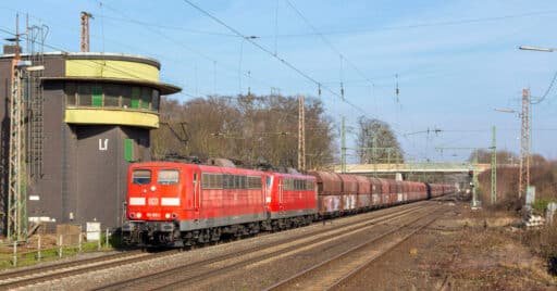 Tren de mercancías de DB Cargo con una doble tracción de 151 en cabeza. J. BAKKER.