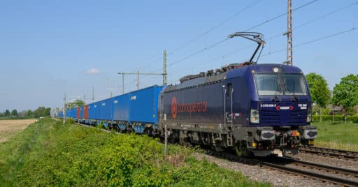 tren de transporte combinado remolcado por una locomotora vectron de cargounit alquilada a bahnoperator. cc by rob dammers
