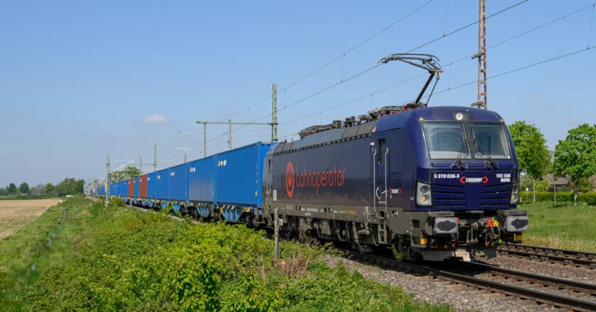 tren de transporte combinado remolcado por una locomotora vectron de cargounit alquilada a bahnoperator. cc by rob dammers