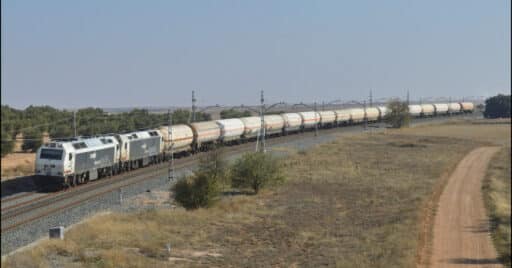 tren de transporte de butano de renfe mercancías traccionados por una doble de 333.3. cc by sa furbytrenes