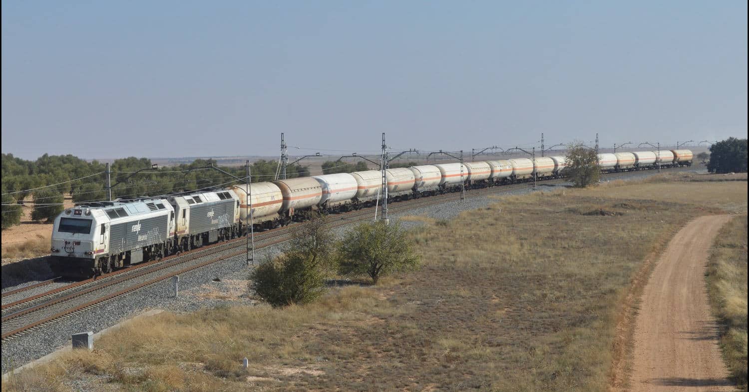 tren de transporte de butano de renfe mercancías traccionados por una doble de 333.3. cc by sa furbytrenes