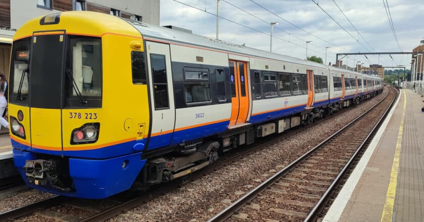 unidad 377 electrostar del london overground en la estación de kentish town west, ahora perteneciente a la mildmay line. miguel bustos