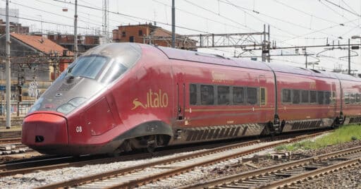 AGV fabricado por Alstom de Italo-NTV en la estación Lambrate de Milán. Este operador estrenó la liberalización del ferrocarril de viajeros en Italia. MARKUS EIGENHEER.