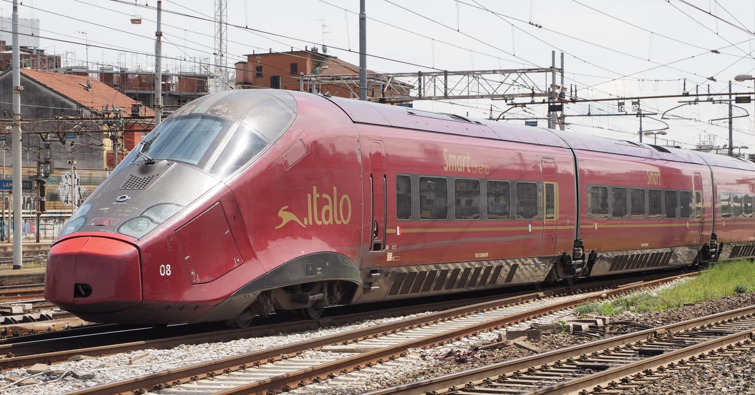 AGV fabricado por Alstom de Italo-NTV en la estación Lambrate de Milán. Este operador estrenó la liberalización del ferrocarril de viajeros en Italia. MARKUS EIGENHEER.