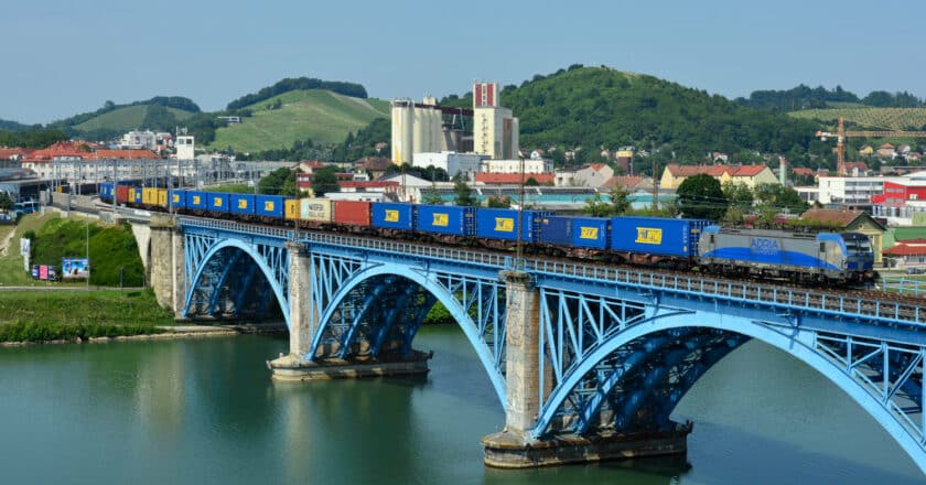 tren de adria transport con contenedores de tailwind shipping lines, la naviera de lidl. cc by sa nelso silva