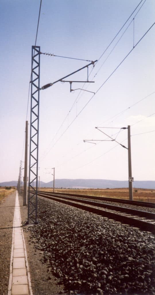 Los postes que se van a usar en la electrificación de la línea Mérida-Puertollano tienen una estructura de celosía para evitar el atrapamiento de fauna voladora.