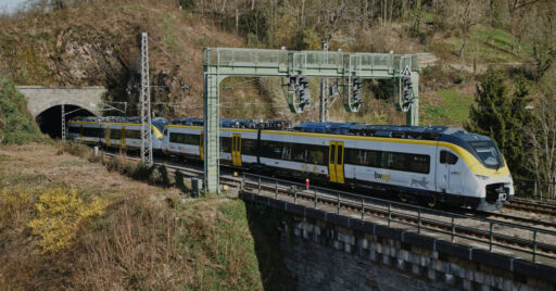 Double Siemens Mireo Plus B of the SWEG operator running in battery mode on an electrified track. © SIEMENS.