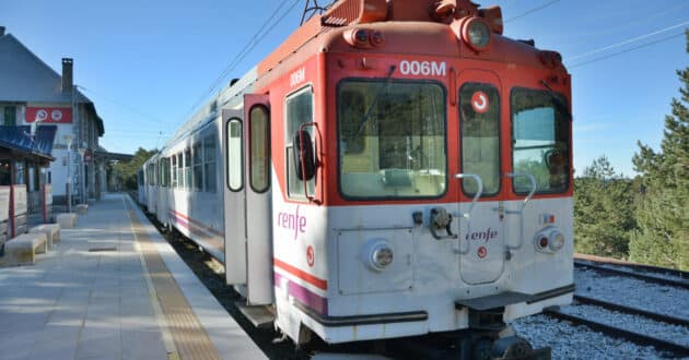 Unidad de la serie 442 en la estación de Cotos. MIGUEL BUSTOS