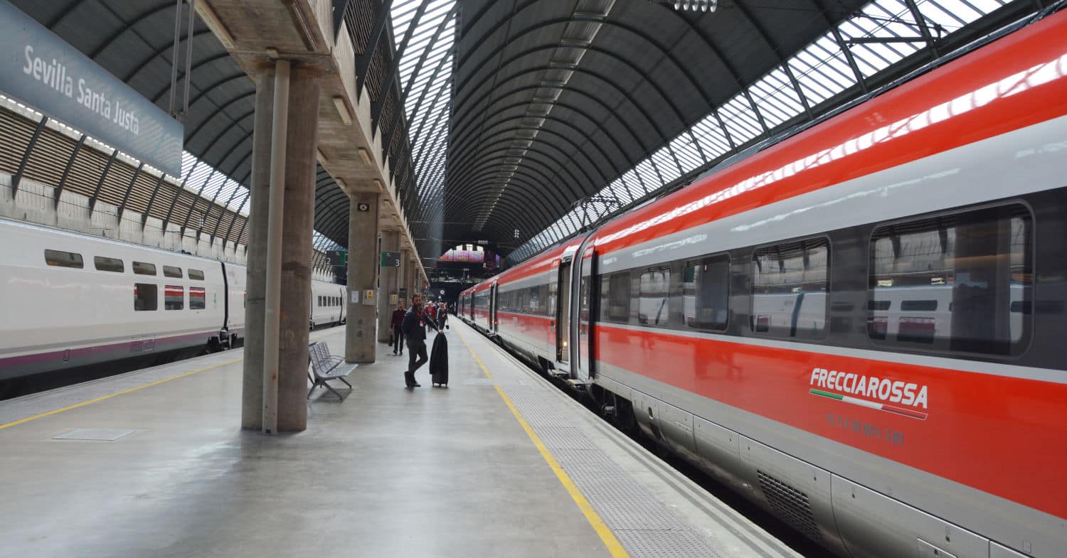Iryo train with Trenitalia's Frecciarossa 1000 brand at Seville Santa Justa station. MIGUEL BUSTOS.