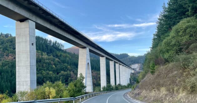 Viaducto Aramaio sentido San Sebastián de la Y Vasca. © GONZALO OCHOA.