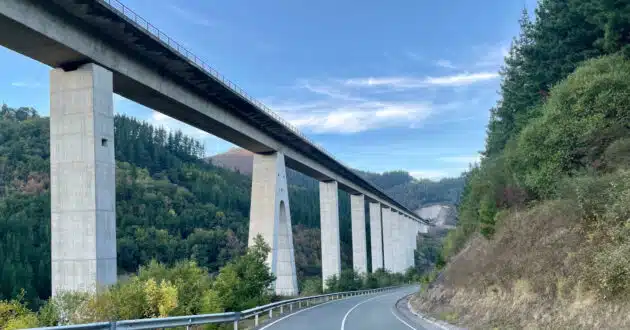 Viaducto Aramaio sentido San Sebastián de la Y Vasca. © GONZALO OCHOA.