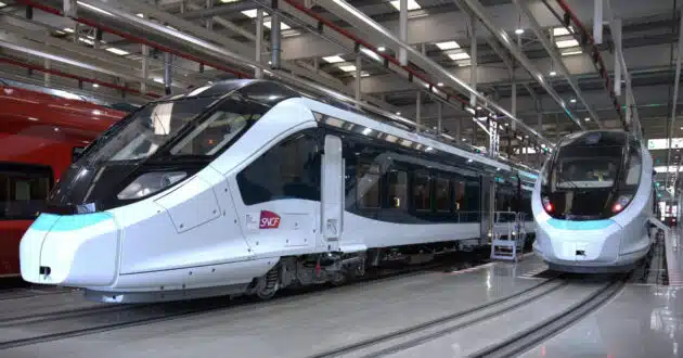 Trenes Intercitès Oxygène en la factoría © CAF.