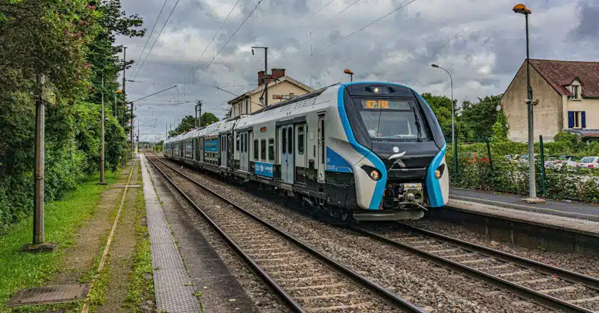 Tren Z58000 (RER NG) durante un viaje de pruebas en la estación de Nogent-l'Artaud-Charly. (CC BY SA) ADNANE.