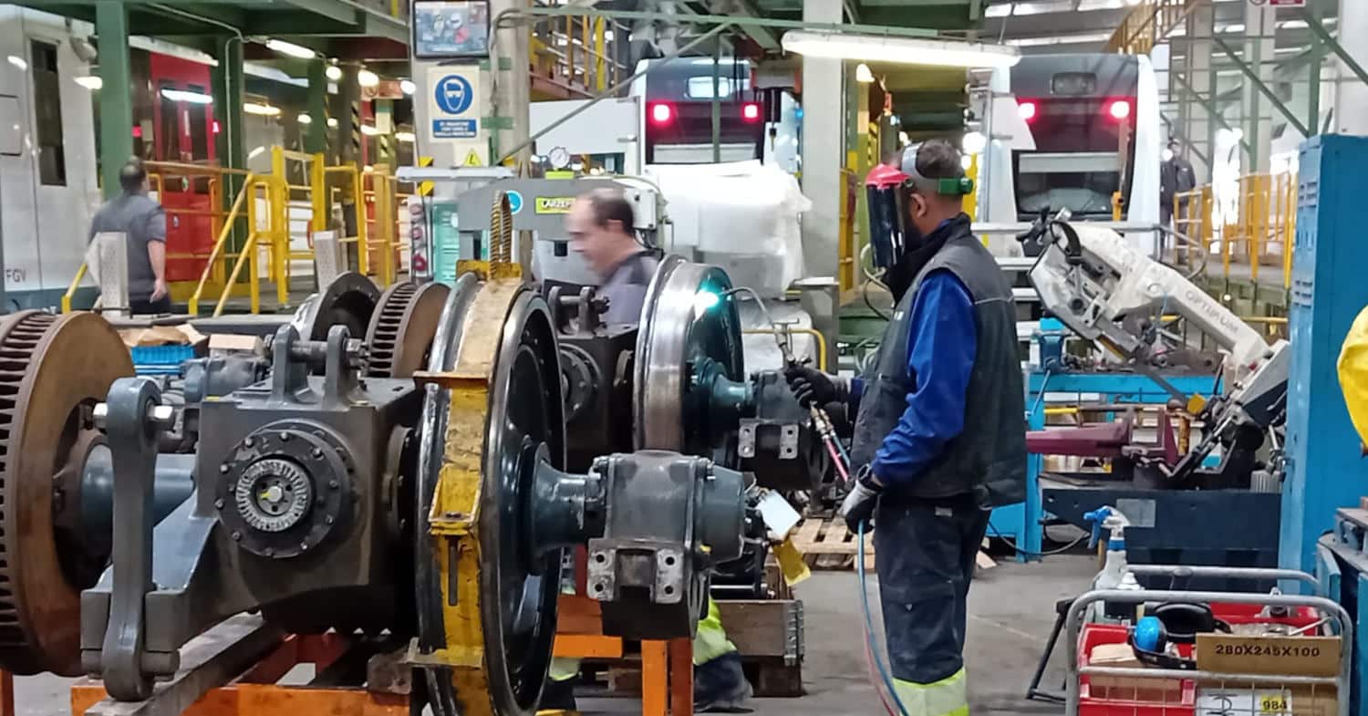 Trabajadores de FGV realizando labores de mantenimiento de la serie 4300 de Metrovalencia. © GENERALITAT VALENCIANA.