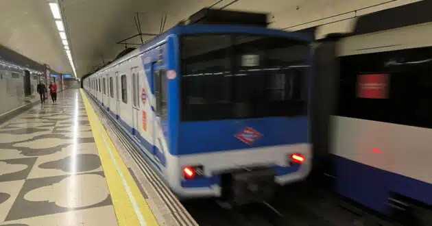 Trenes de las series 5000 y 7000 del metro de Madrid prestando servicio en la línea 9. © MIGUEL BUSTOS.
