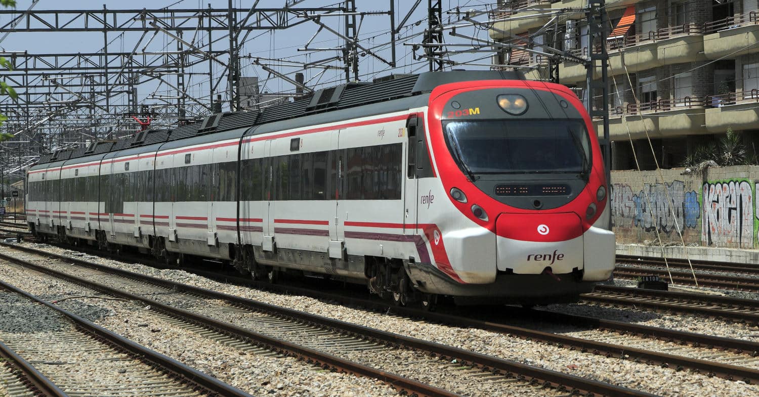Civia 465 series train of Renfe Cercanías Valencia (CC BY SA) FALK2/WIKIMEDIA COMMONS. Cropped image.