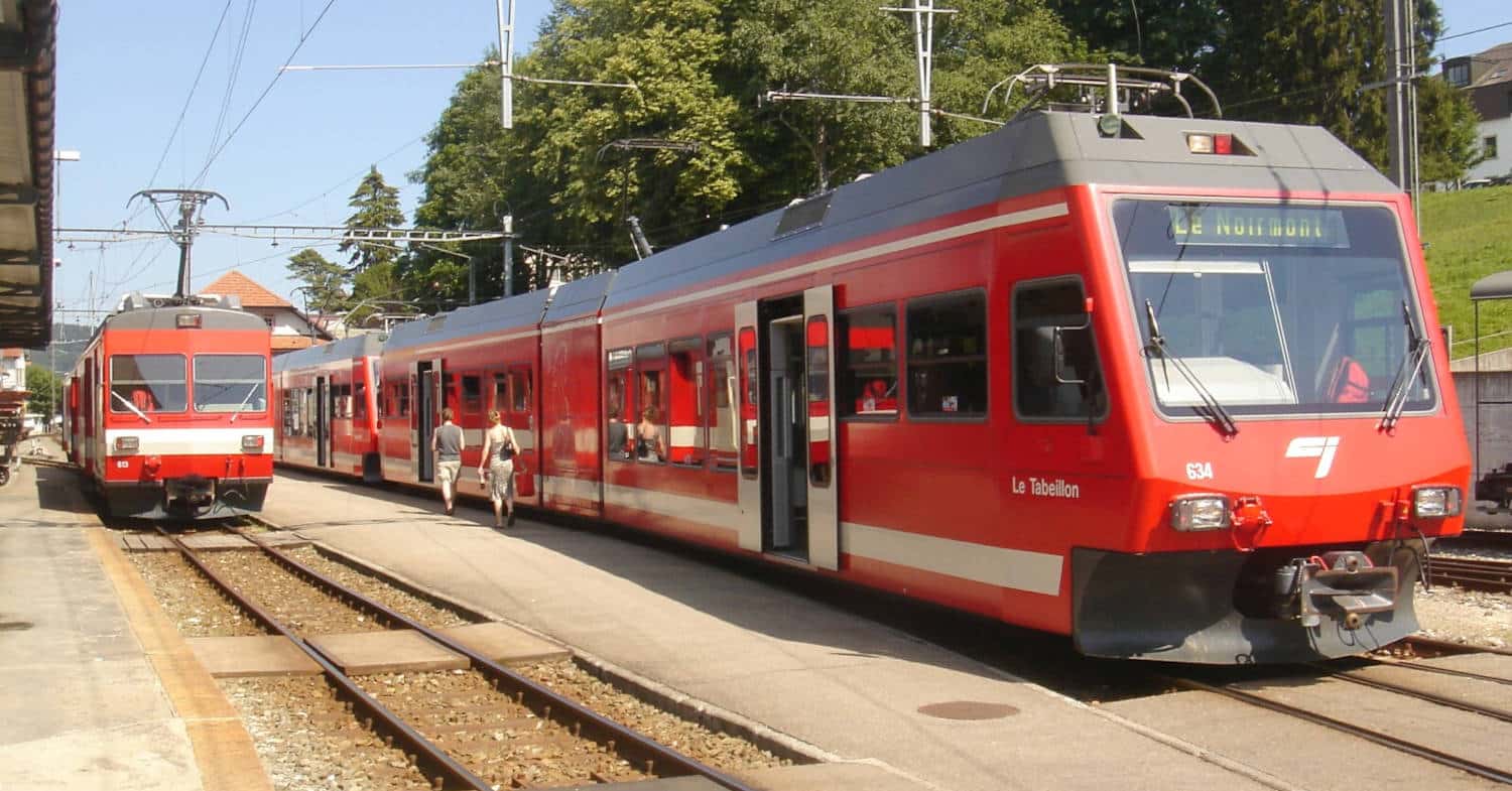 Chemin de Fer du Jura trains at Tramlean station (CC BY SA) MARKUS GIGER WIKIMEDIA COMMONS
