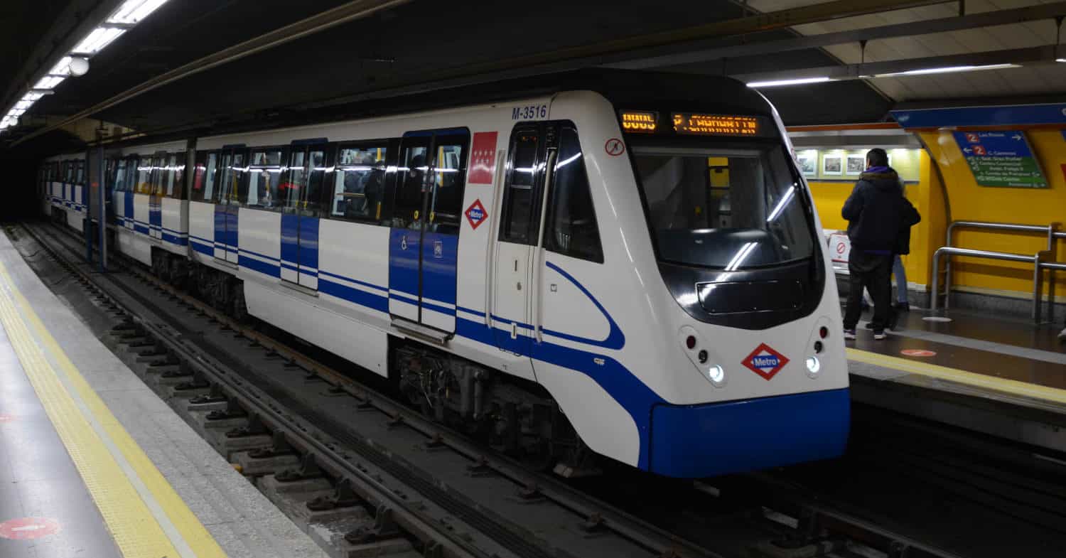 3400 series train of the Madrid metro at Goya station on line 4. © MIGUEL BUSTOS.