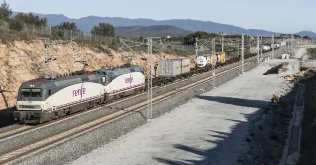 Tren de Renfe Mercancías circulando por el tramo de la Línea Figueras-Perpiñán. © LFP PERTHUS.