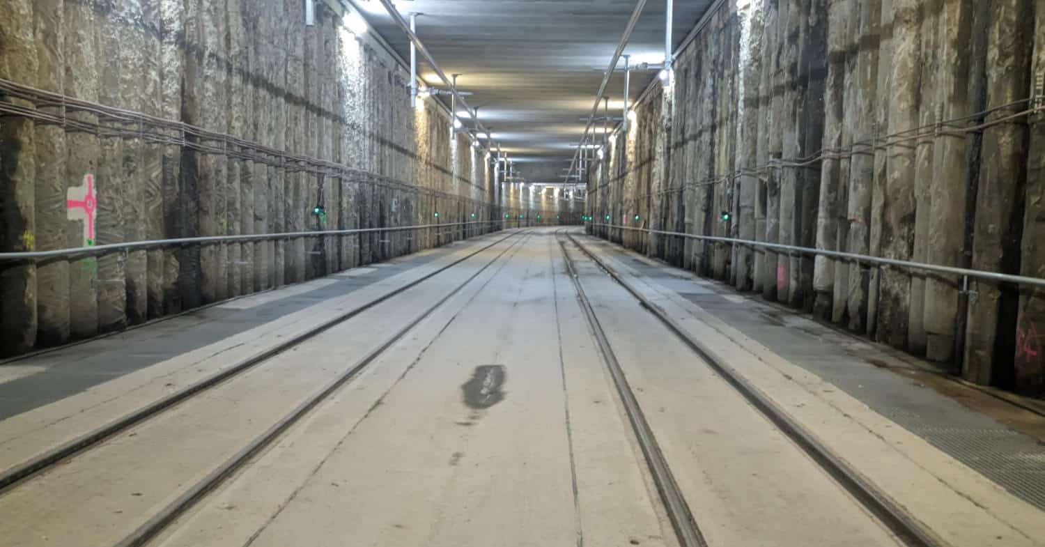 Track with embedded rail and rigid catenary in the underground railway in Langreo. © ADIF.