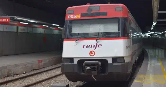 Cercanías Valencia 447 train at Gandía station (CC BY SA) CHAKORN1-WIKIMEDIA COMMONS. Cropped image.