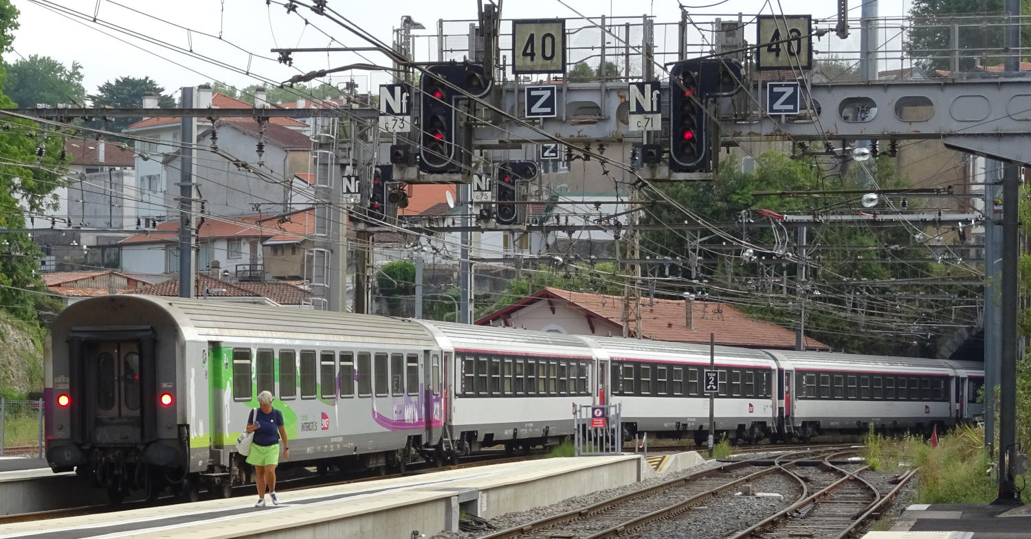 Intercités de nuit Paris-Hendaye leaving Bayonne station (CC BY SA) REMONTEES-WIKIMEDIA COMMONS. Image cropped.
