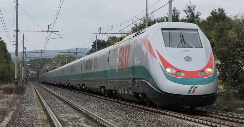 ETR 500 adaptado para el servicio de mercancías Mercitalia Fast circulando en 2019. (CC BY SA) CLIPPER98-WIKIMEDIA COMMONS. Imagen recortada