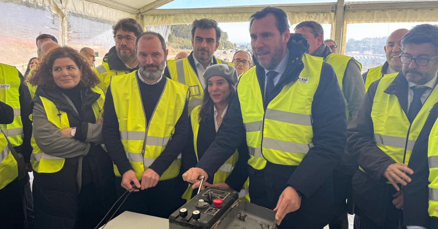 Minister Óscar Puente during the breakthrough of the main tunnel of the railway connection to the outer harbour of La Coruña, in Punta Langosteira. MINISTRY OF TRANSPORT AND SUSTAINABLE MOBILITY.