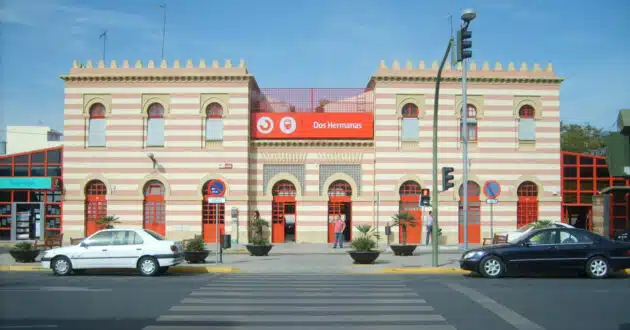 Exterior façade of Dos Hermanas station, which is now served by the C-5 of the Seville Cercanías (CC BY SA) PEEJAYEM-WIKIMEDIA COMMONS. Cropped image