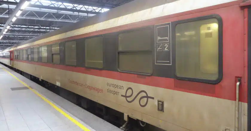 Tren de European Sleeper en Bruselas tras llegar procedente de Berlín. (CC BY SA) NEMO BIS-WIKIMEDIA COMMONS. Imagen recortada