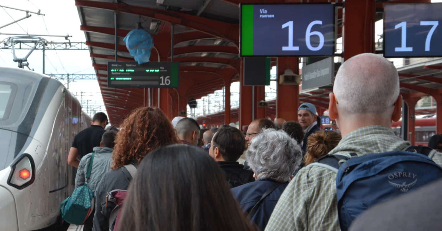 People entering an AVE train of the 106 series to La Coruña. © MIGUEL BUSTOS.
