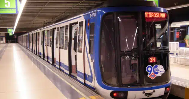 Series 2000-B train of the Madrid metro at Casa de Campo station on line 5. © MIGUEL BUSTOS.