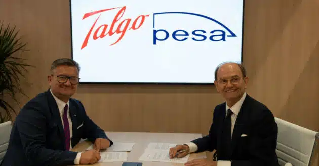 20250218 01 El CEO de Pesa, Krzysztof Zdziarsk, y el presidente de Talgo, Carlos Palacio, durante la firma del MoU. © TALGO.