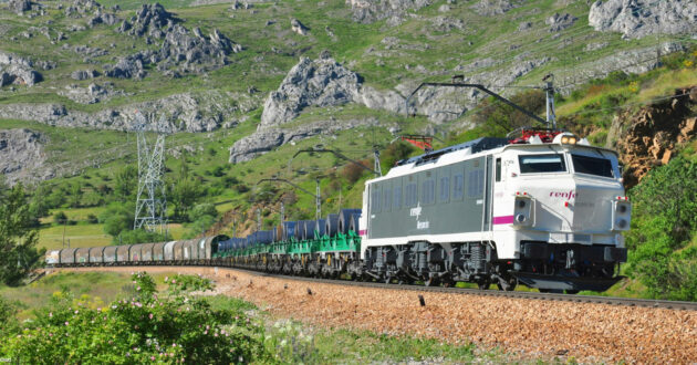 Renfe Mercancías steal coils train crossing the Pajares ramp (CC BY NC SA) PABLO NIETO ABAD-FLICKR. Cropped image