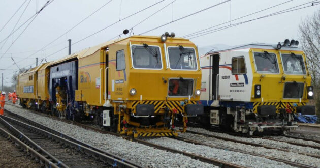 Dos bateadoras de Plasser & Theurer trabajando en la red ferroviaria británica. © NETWORK RAIL
