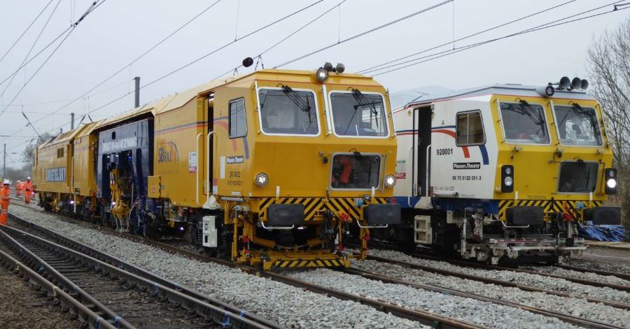 Dos bateadoras de Plasser & Theurer trabajando en la red ferroviaria británica. © NETWORK RAIL