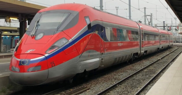 Tren Frecciarossa 1000, empleado para la ruta París-Milán, en la estación Paris-Gare de Lyon. (CC BY SA) RÉDA TP - Wikimedia Commons. Imagen recortada.