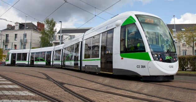 Tranvía Urbos en pruebas en la ciudad francesa de Nantes. © CAF.