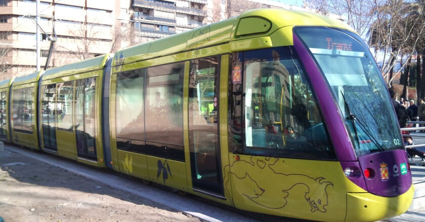 Unidad Citadis del tranvía de Jaén en la estación de Las Batallas durante las pruebas llevadas en 2011. (CC BY SA) RLINX-Wikimedia Commons. Imagen recortada.
