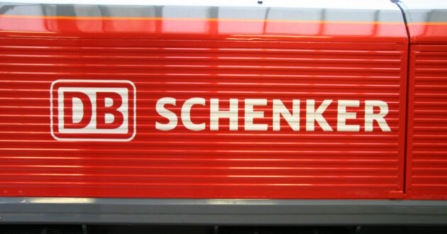 Lateral de una locomotora de la clase 66 de DB Cargo UK cuando la empresa se denominaba DB Schenker UK. (CC BY SA) KITMASTERBLOKE-Wikimedia Commons. Imagen recortada.