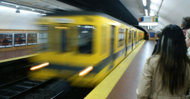 Tren de la línea E del Subte de Buenos Aires en la estación de Entrerríos. (CC BY) ADEL BAGLI-Flickr. Imagen recortada.