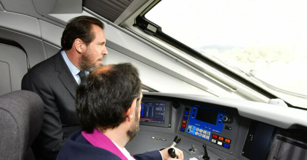El ministro Óscar Puente en la cabina del Avril 106-060 en Extremadura. © MINISTERIO DE TRANSPORTES Y MOVILIDAD SOSTENIBLE.