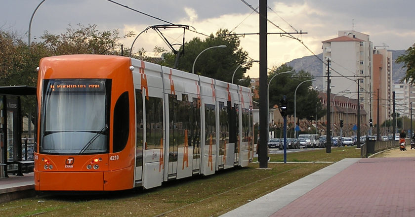 Tranvía de Alicante en la Avenida Naciones