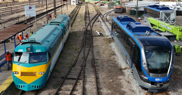 Buscarril de Ferrostaal y un coche de los nuevos fabricados por Marcopolo en la estación de Talca. © EFE TRENES DE CHILE.