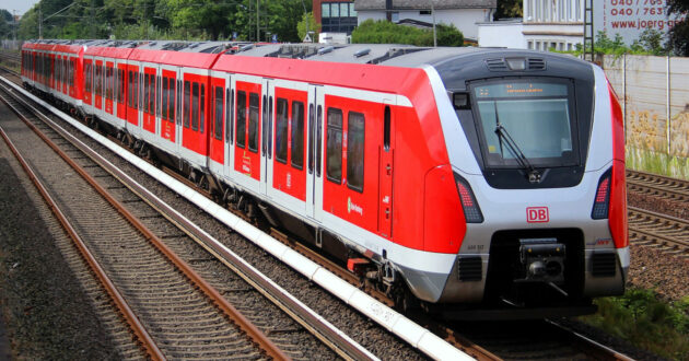 Tren de la serie 490 de la DB, prestando servicio en el S-Bahn de Hamburgo. (CC BY SA) SUPERALBS-Wikimedia Commons. Imagen recortada.