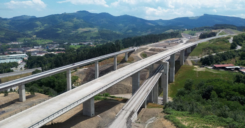 Viaducto de Zabaleta de la Y Vasca. © MINISTERIO DE TRANSPORTES Y MOVILIDAD SOSTENIBLE.