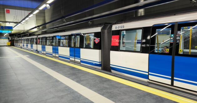 Tren de la línea 3 del metro Madrid con viajeros en El Casar. © MIGUEL BUSTOS.